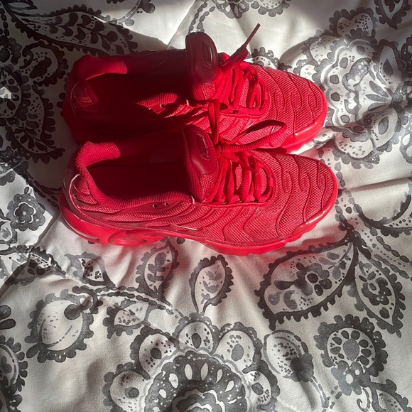 red vapor maxs size 6y